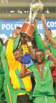  ??  ?? Zimbabwe players in a jubilant mood after lifting the Cosafa Cup.