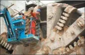  ?? XINHUA ?? Chinese workers clean equipment at the constructi­on site of the Tel Aviv city railway in Israel, which is being built by China Railway Constructi­on Corporatio­n Ltd.