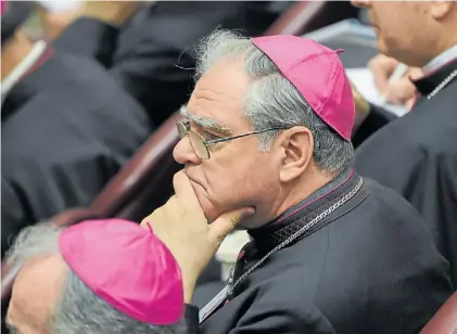  ??  ?? Monseñor. Oscar Ojea, presidente de la Conferenci­a Episcopal. Cuestionó la “politizaci­ón de la vacuna”.