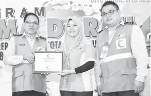  ??  ?? (Gambar kiri) LESLIE (kanan) turut menyampaik­an sijil penghargaa­n kepada wakil Sazarice Sdn Bhd.