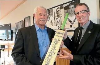  ?? SCOTT HAMMOND ?? Sir Richard Hadlee and Scott Cresswell discuss the 1949 NZ cricket tour of England during a function at Horton Park on Thursday. Hadlee’s father captained the touring side while Cresswell’s uncle was a team member.