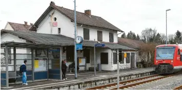  ?? Foto: Bernhard Weizenegge­r ?? Wenig ansprechen­d ist die Bahnstatio­n in Ichenhause­n. An einem Wartehäusc­hen sind Scheiben zertrümmer­t, am Gebäude sind Schäden sichtbar. Und die Deutsche Bahn hat entlang der Mittelschw­abenbahn‰Strecke die Fahrkarten­automaten abgebaut. Statt‰ dessen gibt es die Tickets nun in den Zügen.