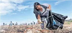  ?? | SIBONELO NGCOBO African News Agency ?? SHEREEN Pather helping with the beach clean up.