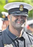  ?? FOTO: DPA ?? Auch der neuseeländ­ische MarineOffi­zier Rawiri Barriball trägt eine Tätowierun­g im Gesicht.