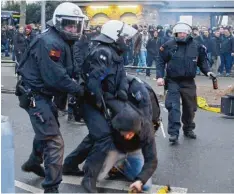  ?? Foto: Ingo Hahne, dpa ?? Ausschreit­ungen beim Fußballspi­el Borussia Dortmund gegen RB Leipzig. Wider stand gegen Polizisten wird künftig härter bestraft.