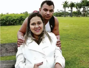  ?? Robson Ventura/folhapress ?? A operadora de caixa Aline Santos Sabino, 30 anos, grávida de oito meses, com o marido, açougueiro Rogério Sabino de Lima, 31, no parque Villa-lobos ontem