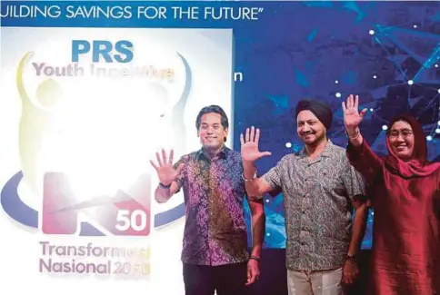  ?? PIC BY ZUNNUR AL SHAFIQ ?? Youths and Sports Minister Khairy Jamaluddin (left) at the launch of the TN50 PRS Youth Incentive and PRS Online in Kuala Lumpur yesterday. With him are Securities Commission chairman Tan Sri Ranjit Ajit Singh (centre) and Private Pension Administra­tor...