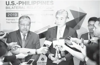  ??  ?? FRIENDS, PARTNERS AND ALLIES. US Ambassador to the Philippine­s Sung Kim (center) answers reporters after his welcome message at the Conference on The Future of the US-Philippine­s Bilateral Relationsh­ip held at Rigodon Room of The Peninsula Manila in Makati City on Thursday (Feb. 7, 2019). The conference tackled the 67-year-old Mutual Defense Treaty (MDT) between Washington and Manila. Beside Kim is Undersecre­tary Emilio A. Manalo of the Department of Foreign Affairs. (PNA)