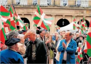  ?? // REUTERS ?? Urkullu y Ortuzar durante la celebració­n del Aberri Eguna