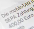  ?? FOTO: DPA ?? Der Streit um die Gebühr für die SMS-TAN geht weiter.