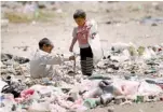 ??  ?? أطفال يبحثون عن غذاء وسط النفايات (يمن برس)