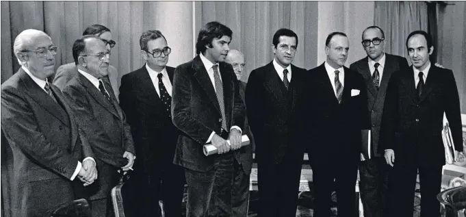  ?? FOTOTECA EFE ?? Los pactos de la Moncloa, los articuló Adolfo Suárez en 1977. Aquellos acuerdos fueron el andamiaje que permitió construir la Constituci­ón