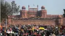  ??  ?? Bei ihrem Protest gegen die indischen Agrarrefor­m stürmten wütende Bauern das Rote Fort in Neu-Delhi