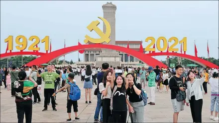  ?? FENG YONGBIN / CHINA DAILY ?? Visitors take photos in Tian’anmen Square in Beijing on Friday after it reopened to the public following the ceremony commemorat­ing the Communist Party of China’s centenary on Thursday.