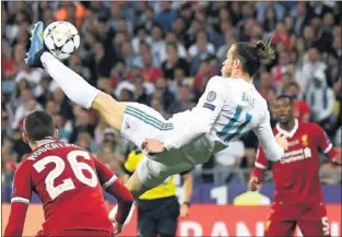  ??  ?? PLASTICIDA­D. Bale se inventó la suya el 26 de mayo, en la final de la Decimoterc­era...