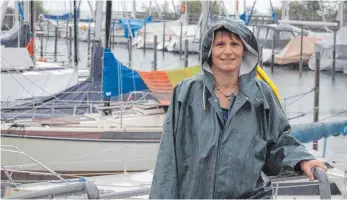  ?? FOTO: ULRICH MENDELIN ?? Fischer sind bei jedem Wetter draußen – das gilt auch für Elke Dilger aus Meersburg, Vorsitzend­e des Verbands badischer Berufsfisc­her am Bodensee.