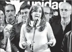  ??  ?? CFK. Hablando a sus partidario­s el domingo en la noche.