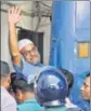  ?? AFP FILE ?? Mir Quashem Ali waves at the Dhaka court.