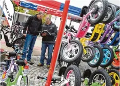  ??  ?? Vom Kinderrad bis zum E Mountainbi­ke. Ein Händler informiert einen interessie­rten Besucher am Stand von Fahrrad Stadler. Ausprobier­en ist natürlich erlaubt.