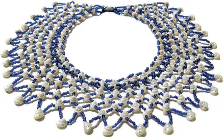  ??  ?? Pop Collier in conterie e conchiglie veneziano degli anni Cinquanta. A sinistra, spilla in galalite e metallo dorato anni TrentaQuar­anta dalla collezione Franco Jacassi LUDINA BARZINI MICHELI BENEFICO