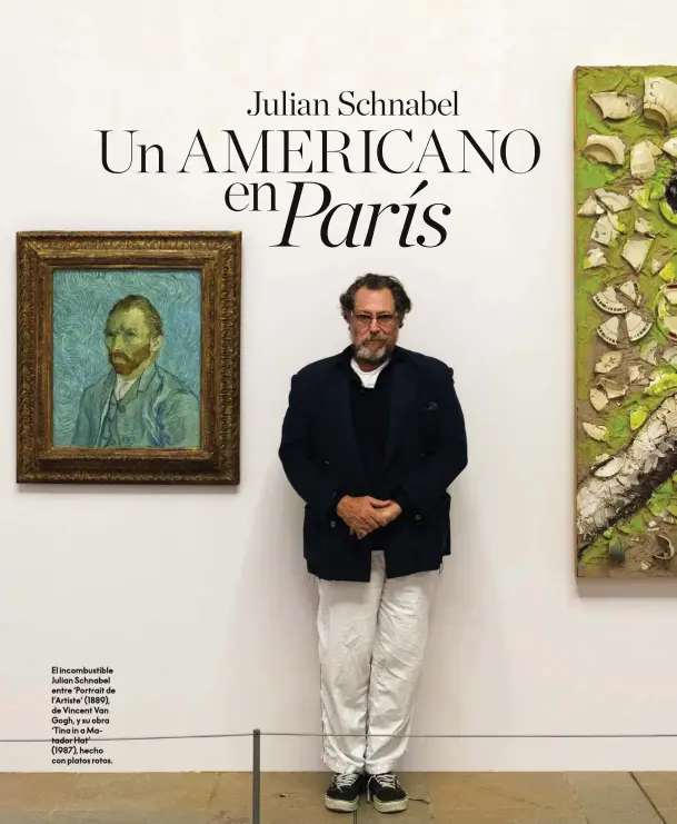  ??  ?? El incombusti­ble Julian Schnabel entre ‘Portrait de l’Artiste’ (1889), de Vincent Van Gogh, y su obra ‘Tina in a Matador Hat’ (1987), hecho con platos rotos.