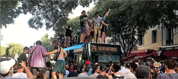  ??  ?? Les Marseillai­s fêtent la victoire des Bleus en Coupe du monde, ici cours Julien, sur un bus de la Régie des transports métropolit­ains (RTM).