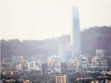  ?? FOTO: ANDRES PEREZ ?? Vista general del edificio Costanera Center emplazado en Providenci­a.