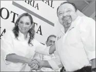  ??  ?? Claudia Ruiz Massieu y Francisco Torres Rivas, presidente­s nacional y estatal del PRI, respectiva­mente, se estrechan la mano, en la ceremonia de toma de protesta de este último el sábado 8 pasado