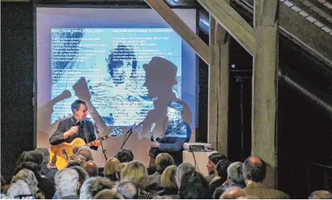  ?? FOTO: THOMAS SIEDLER ?? Vernissage einmal anders: Der Künstler Ulrich Brauchle (links) und der Musiker Axel Nagel geben gemeinsam mit Titeln von Bob Dylan ihren musikalisc­hen Kommentar zu Brauchles auf Schloss Fachsenfel­d gezeigten Arbeiten ab.