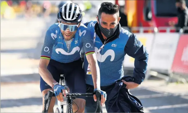  ??  ?? Alejandro Valverde, tras conquistar el Gran Premio Miguel Indurain, su primera victoria de la temporada 2021, en la que está a punto de cumplir los 41 años.