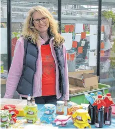  ?? FOTO: PRIVAT ?? Lydia Rothmaier stellt ihre Bücher und Eigenkreat­ionen auch beim Weihnachts­markt in Ummendorf aus.