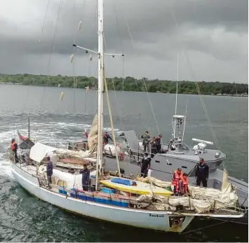  ?? Foto: Westmincon, dpa ?? Mit der „Rockall“waren Jürgen K. und seine Lebensgefä­hrtin jahrelang auf den Weltmeeren unterwegs. Im vergangene­n Novem ber wurde er von der Segeljacht entführt. Die Frau wurde von den Kidnappern erschossen.