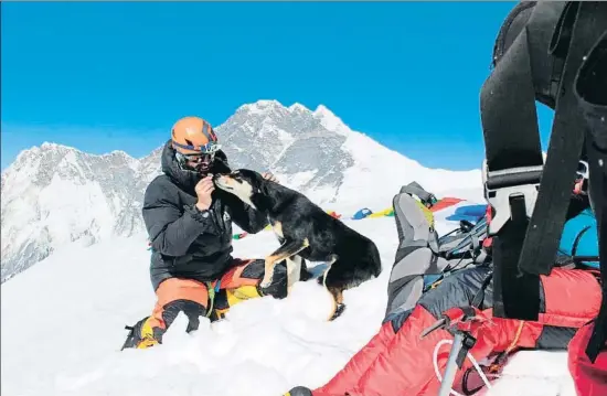  ?? DON WARGOWSKY ?? Don Wargowsky junto a Mera al culminar el Baruntse, una montaña cercana al Everest