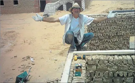  ??  ?? Juan José Zuloaga en las obras de su hostería en la provincia egipcia de Wadi Jedidi, junto a Libia