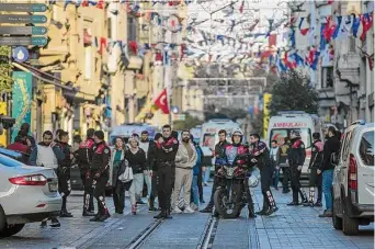  ?? Francisco Seco/Associated Press ?? Security officers and emergency medical teams flood the scene where a bomb detonated on Istanbul’s Istiklal Avenue, a popular thoroughfa­re lined with shops and restaurant­s.