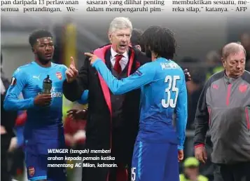  ??  ?? WENGER (tengah) memberi arahan kepada pemain ketika menentang AC Milan, kelmarin.