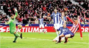  ?? — Gambar Reuters ?? TORRES (kanan) menjaringk­an gol kemenangan Atletico pada aksi La Liga Sepanyol menentang Alaves di Stadium Wanda Metropolit­ano, Madrid Sabtu lepas.