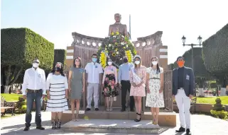  ?? FOTOS /RAÚL ALVARADO ?? Colocaron ofrenda floral y montaron guardia de honor alcaldesa Ana Rosa Bueno y miembros del ayuntamien­to..