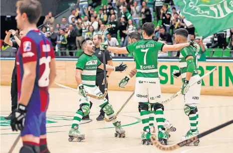  ?? ?? Jogadores do Sporting festejam um dos quatro golos que marcaram ao Barcelona no Pavilhão João Rocha