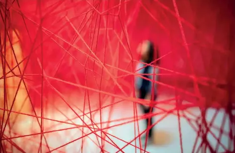  ??  ?? Secret Passage, installazi­one di Chiharu Shiota per la mostra Welcome to the Labyrinth-artist Deception, Museo Marta, Herford, Germania, giugno 2018 (Afp)