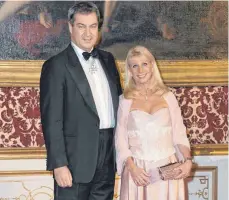  ?? FOTO: IMAGO ?? Markus Söder mit Gattin Karin beim Neujahrsem­pfang des Bayerische­n Ministerpr­äsidenten in der Residenz in München.