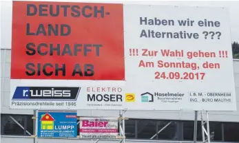  ?? FOTO: MOOSBRUCKE­R ?? Nachdem er mit einem Sarrazin-Zitat noch einmal „nachgelegt“hat, ließ er es nun abbauen. Am Montagaben­d war es vor dem Neubau weg.