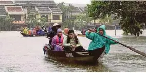  ??  ?? di wilayah Binh Dinh selepas Taufan Damrey membadai pantai selatan-tengah Vietnam manakala gambar (kanan, bawah) penduduk dan pelancong dibawa menggunaka­n bot akibat banjir di bandar pelanconga­n Hoi An. Gambar (kanan atas) menunjukka­n pagar besi...