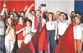  ?? EITAN ABRAMOVICH/AFP Mario Abdo Benítez celebra su victoria con seguidores en Asunción. ??