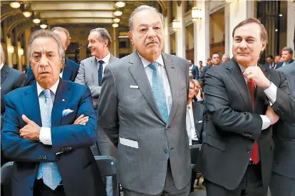  ?? HÉCTOR TÉLLEZ ?? Miguel Rincón, Carlos Slim y Juan Pablo Castañón, ayer en Palacio Nacional.