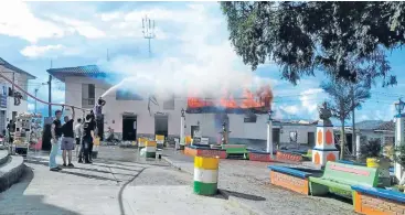  ?? Fotos | Cortesía | LA PATRIA ?? La manguera no alcanzaba a llegar hasta el incendio, por lo que tuvieron que ingeniárse­las para apagar las llamas.