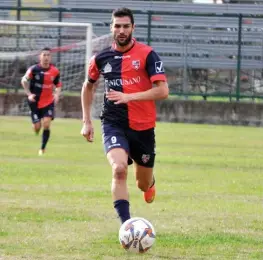  ??  ?? Pasquale Iadaresta, autore del gol del pareggio a Nardò, è alla prima stagione a Fondi