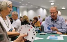  ?? RP-FOTO: OLAF STASCHIK ?? Die Teilnehmer des Bridge-Turniers waren von Gruiten begeistert. „Ich habe noch nie in einem so schönen Dorf gespielt“, so Andreas Holowski.