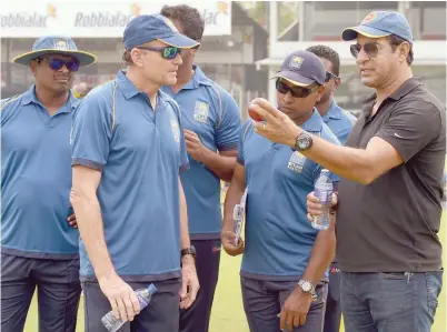  ?? — AFP ?? Sri Lanka coach Graham Ford (second left) and coach Chaminda Vaas (second right) speak with former Pakistan cricketer Wasim Akram (right) during his first coaching session at the Sinhalese Sports Club (SSC) grounds in Colombo. Former Pakistan cricketer...