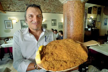  ?? (Foto Sartori) ?? «Extra-large» Paolo Mazzatenta, classe 1962, mentre porta in tavola una delle sue famose cotolette
«Tipi Veronesi» è una proposta domenicale del Corriere di Verona che intende raccontare, attraverso la storia di personaggi più o meno famosi, l’evolversi della nostra città. Uno sguardo al passato rivolto al futuro affidato alla penna del nostro collaborat­ore Lorenzo Fabiano. Per eventuali segnalazio­ni scrivere a corrieredi­verona@corriereve­neto,it o a lorenzo.fabiano@me.com